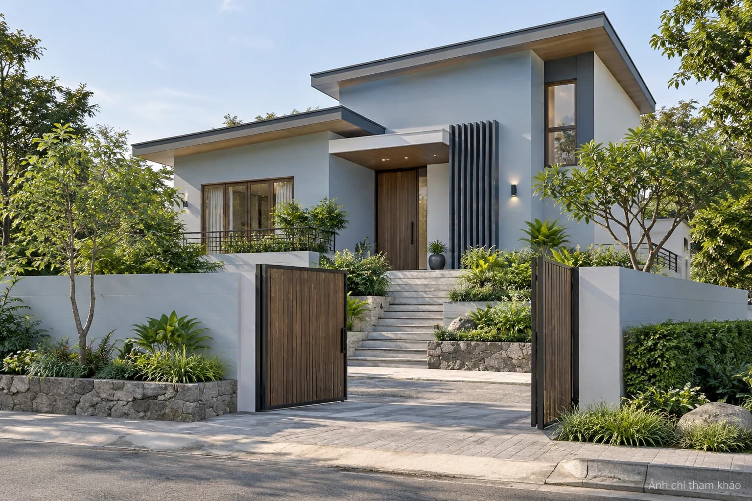 Jotun 4155 — Nhà vườn lệch tầng — cổng thoáng và bồn cây. Ngoại thất. Ảnh chỉ tham khảo; không xác nhận màu sơn thực tế.
