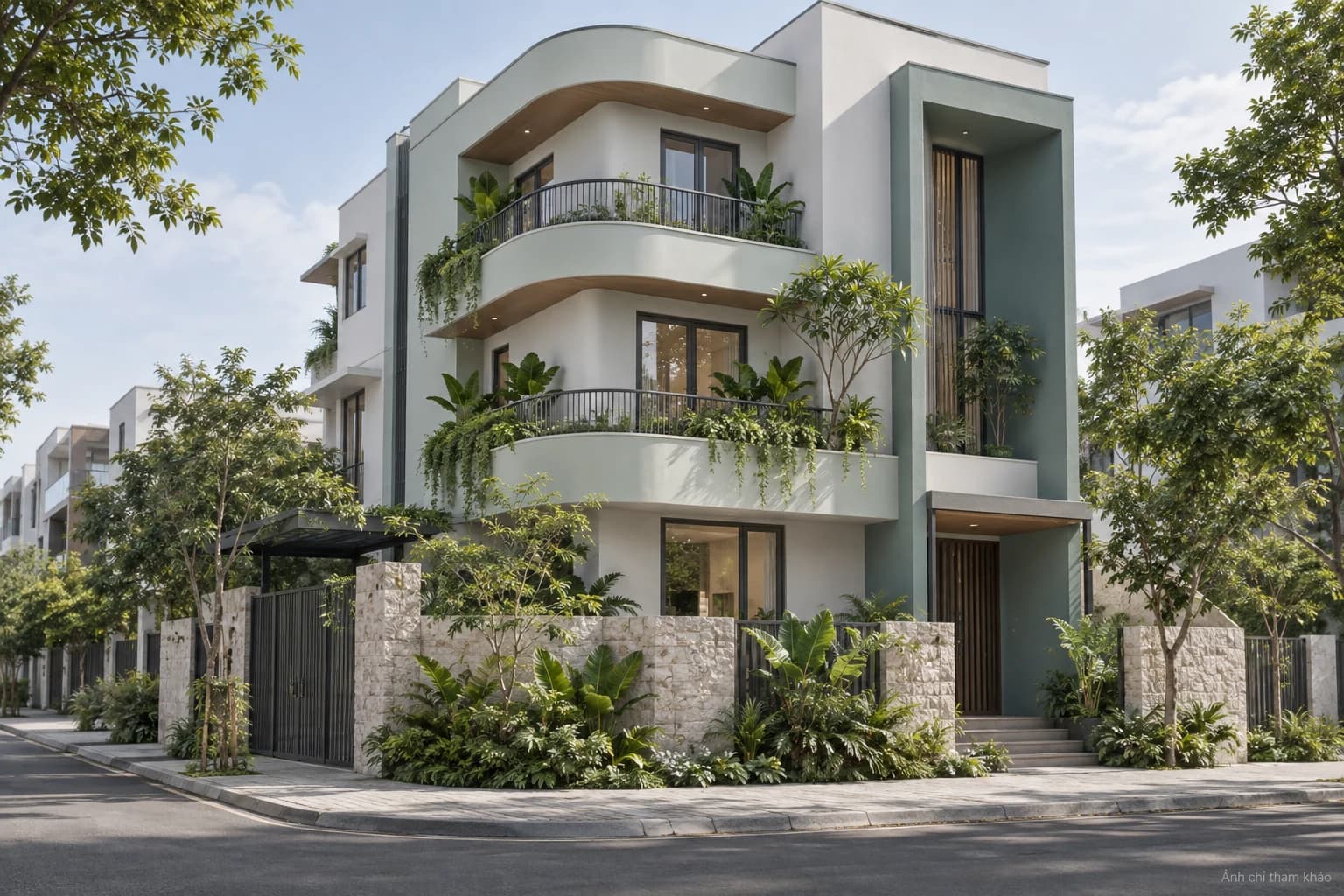 Jotun 6040 — Nhà phố góc bo cong — hiên bên và vườn nhỏ. Ngoại thất. Ảnh chỉ tham khảo; không xác nhận màu sơn thực tế.