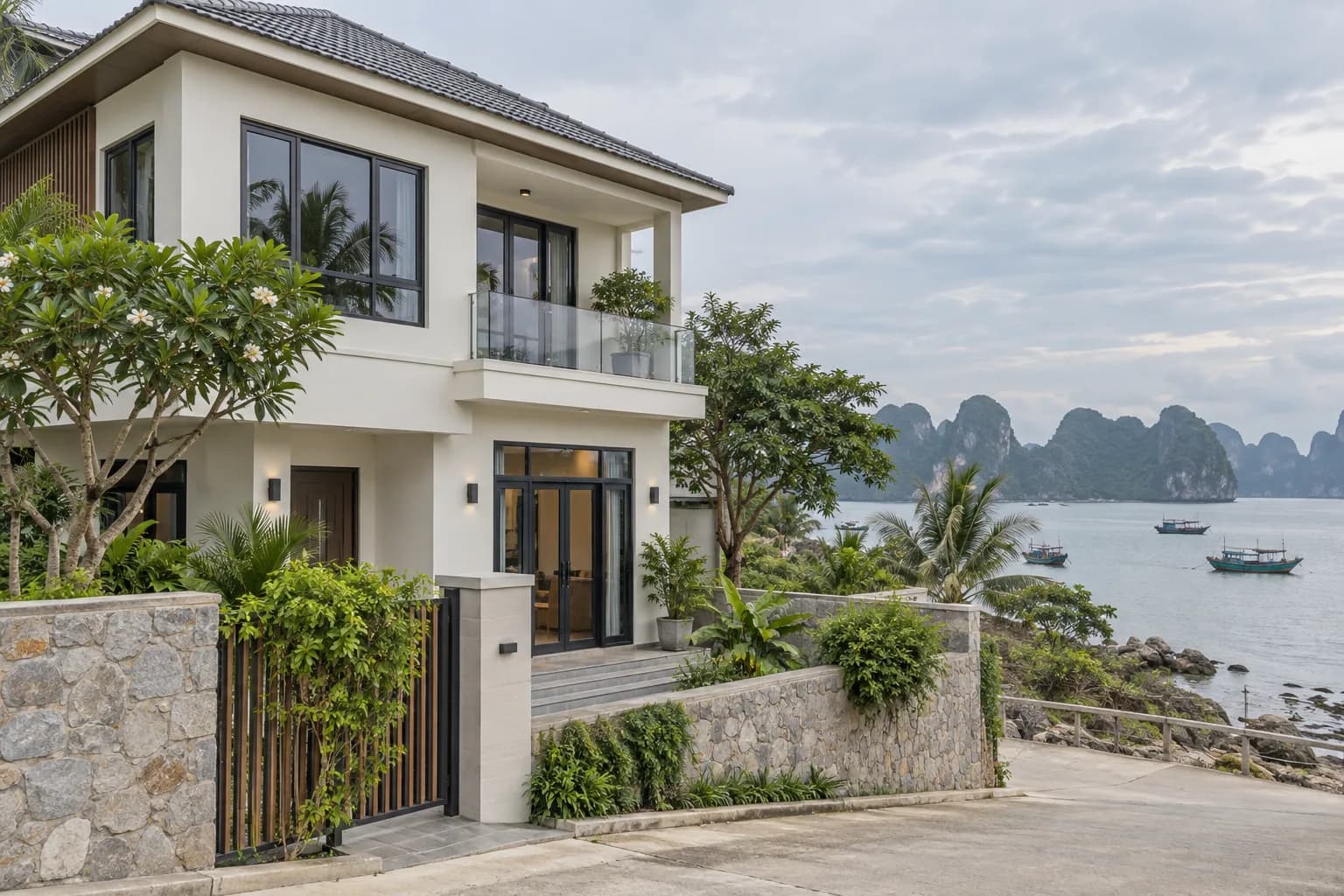 Nhà hai tầng tường sáng trong cảnh quan ven biển gợi nhớ Quảng Ninh