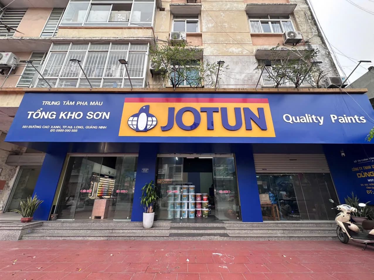 Mặt tiền Tổng Kho Sơn Jotun tại địa chỉ 561, Cao Xanh, Quảng Ninh với biển hiệu xanh vàng